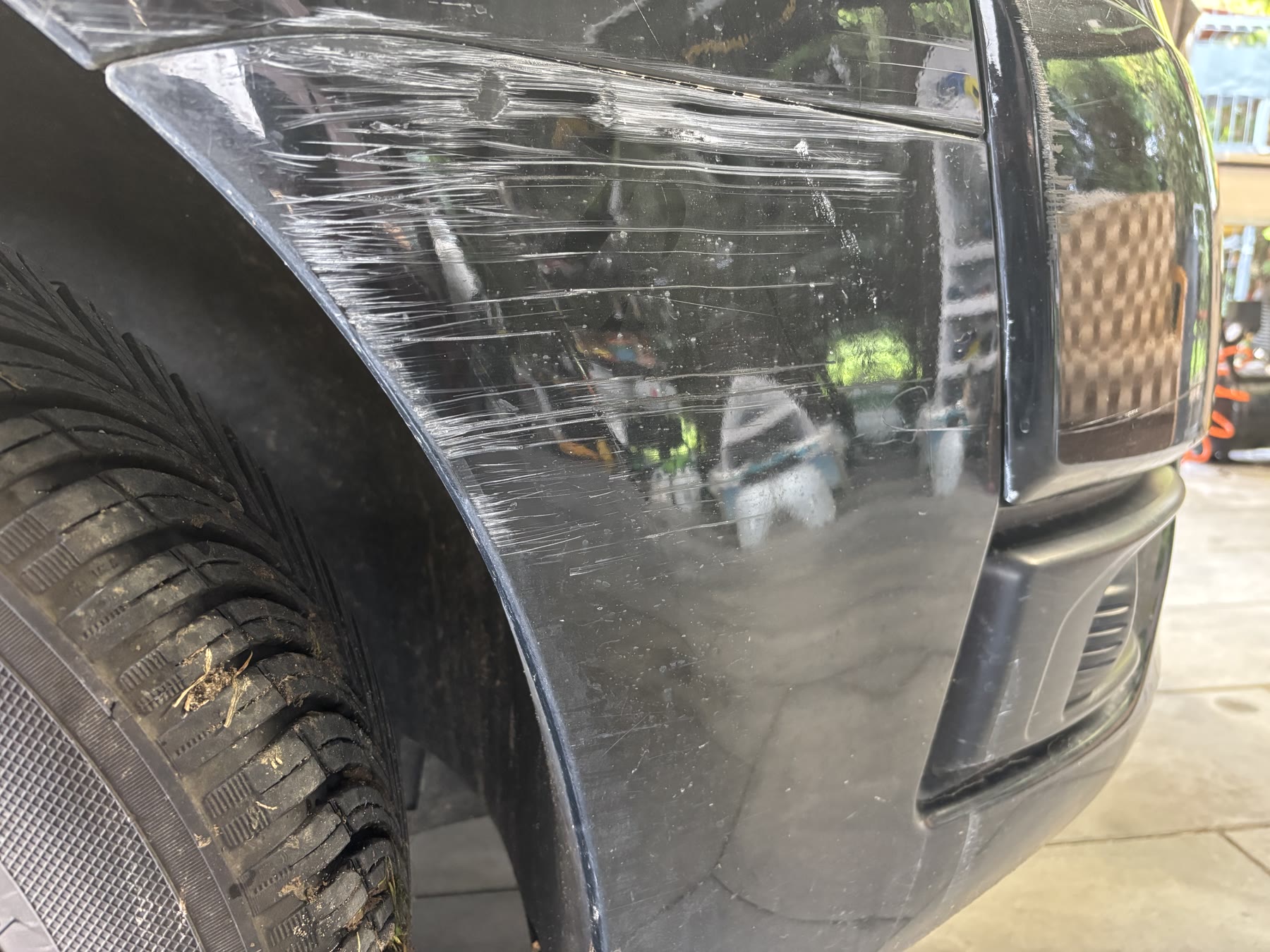 Głębokie rysy po otarciu na czarnym lakierze Citroëna C4, CarVivace Tarnobrzeg